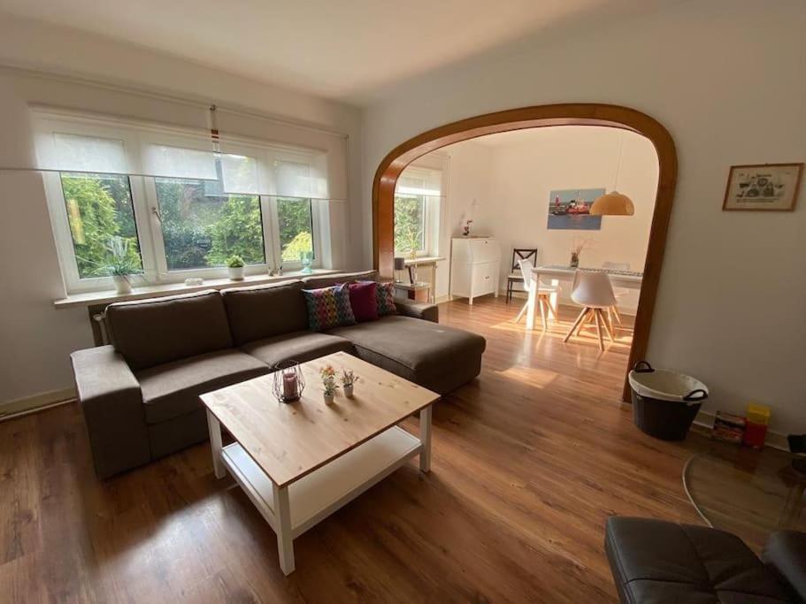 a living room with a couch and a table at FEDDERSEN LIVING Große Ferienwohnung - Garten - Terrasse - Smart TV - Netflix in Brunsbüttel
