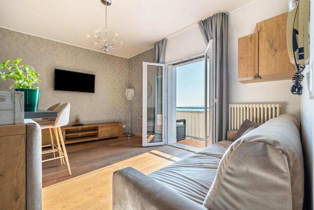uma sala de estar com um sofá e vista para o oceano em Wohnung Assenza em Brenzone sul Garda