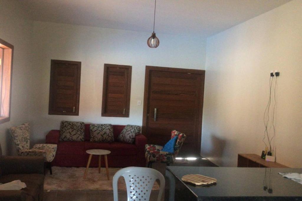 sala de estar con sofá y mesa en Chácara do Cardoso, en Três Marias
