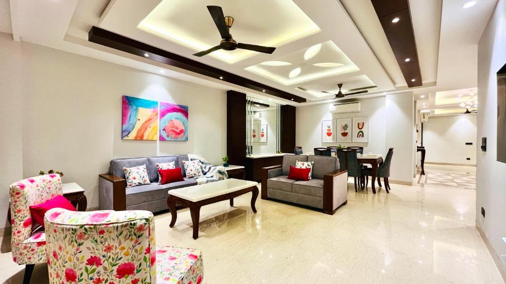 uma sala de estar com um sofá e uma mesa em Olive Service Apartments - DLF Cyber City em Gurgaon