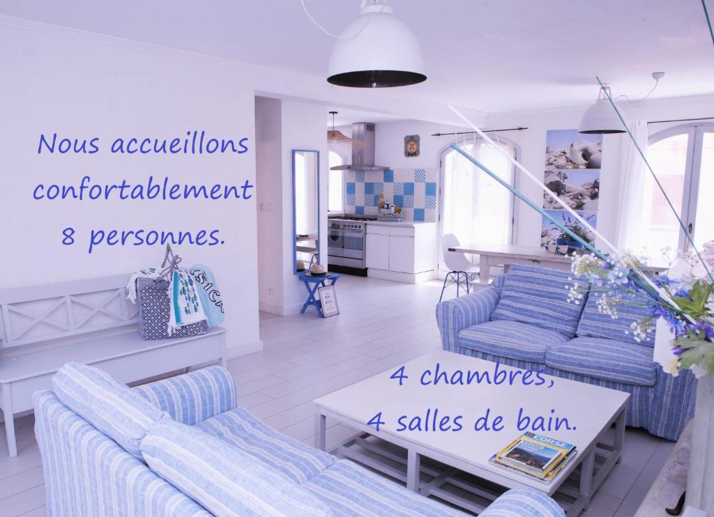 Sala de estar con 2 sofás y mesa en Les galets bleus de Calvi, en Calvi