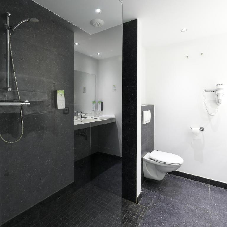 Koupelna v ubytování Hotel Bô Rivage