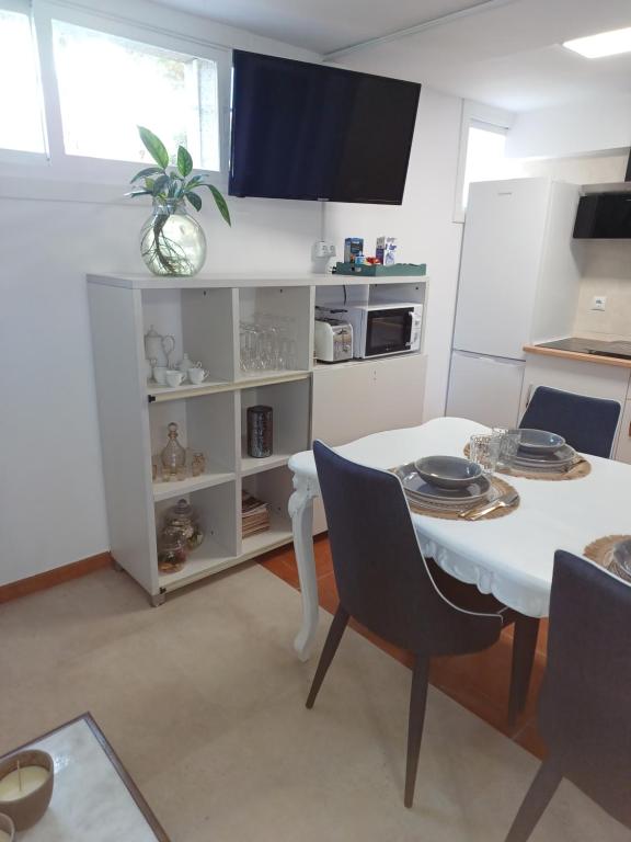A kitchen or kitchenette at Casa Raposeira