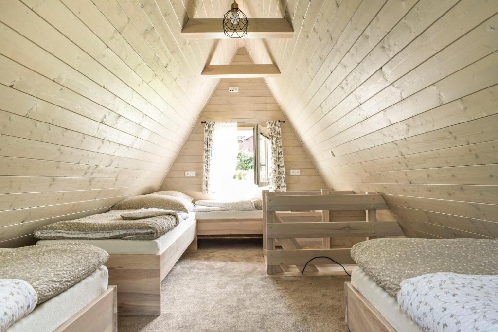 Posteľ alebo postele v izbe v ubytovaní Apartmány pod Rališkou