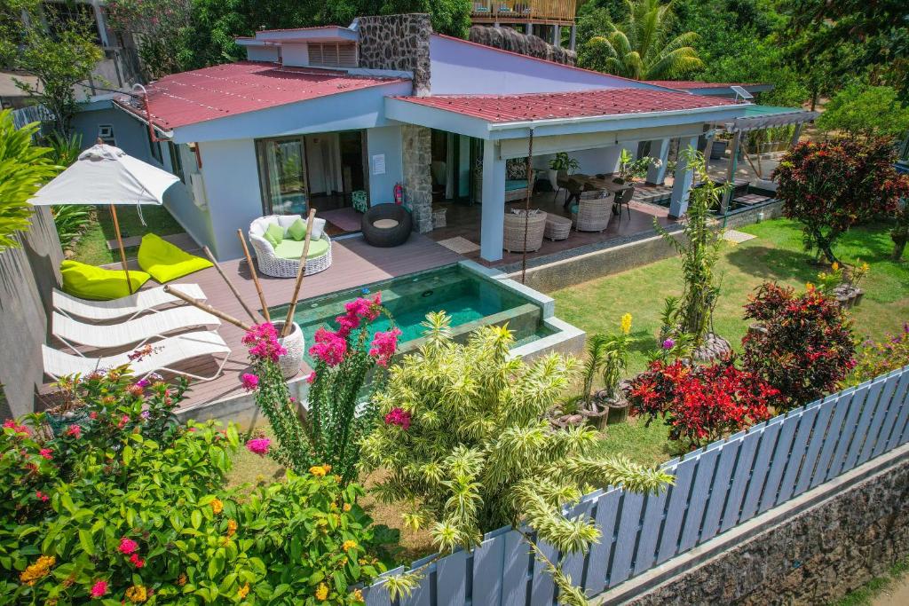 una vista aérea de una casa con piscina en Villa Elodia by Le Duc Hotel & Villas en Mahe