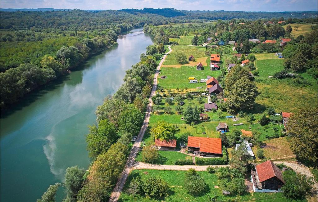 eine Luftansicht eines Dorfes neben einem Fluss in der Unterkunft 1 Bedroom Beautiful Home In Augustanovec 