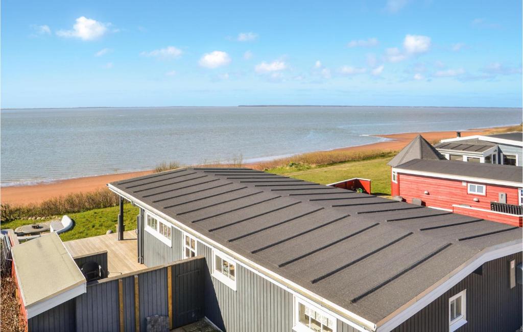 エスビャウにあるStunning Home In Esbjerg V With Kitchenの家屋と海の空の景色