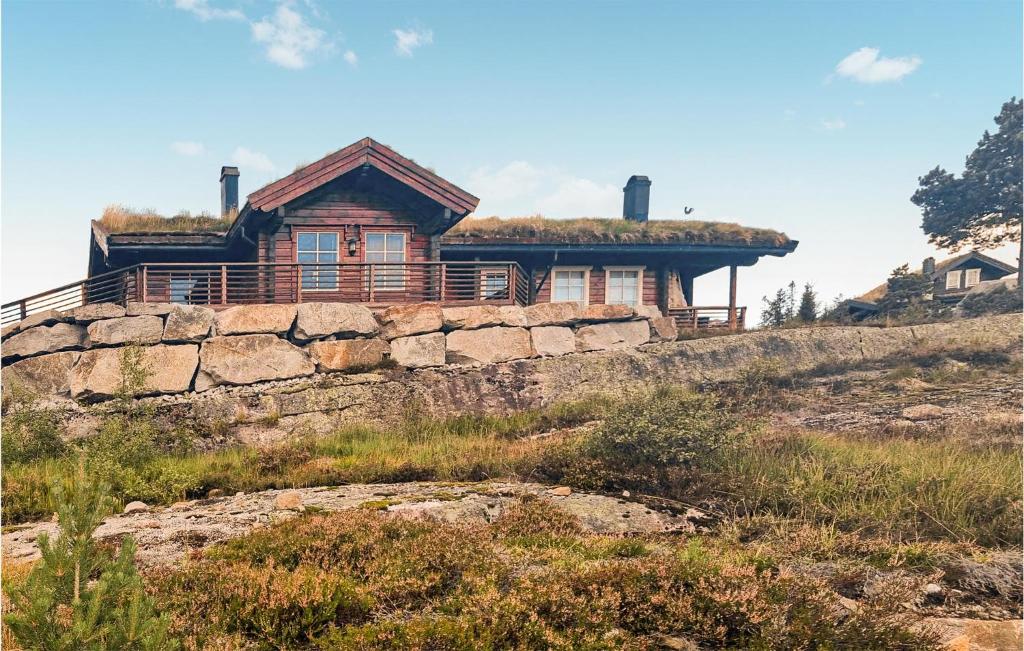 una casa in cima a una collina di Gorgeous Home In Vrdal With Wifi a Vrådal
