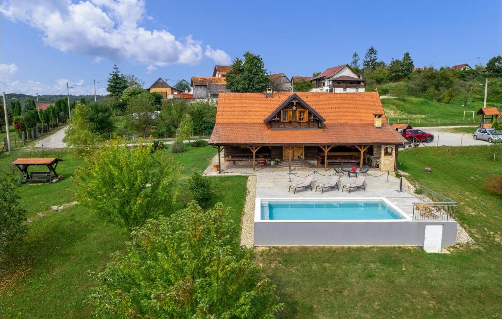 Bazén v ubytovaní Three-Bedroom Holiday Home In Gornji Trpuci alebo v jeho blízkosti