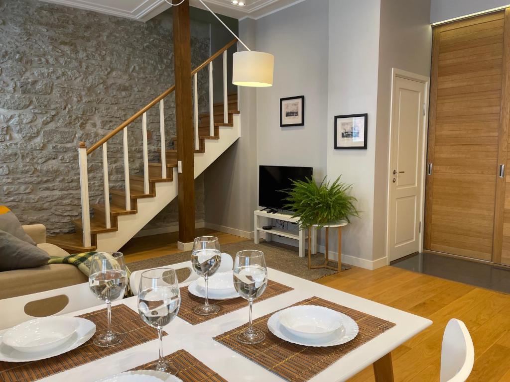 - une salle à manger avec une table et des verres à vin dans l'établissement Uus 30 Apartments, à Tallinn