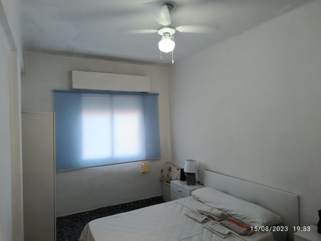 a bedroom with a bed and a window at Playa Sant Antonio muy cercana in Cullera
