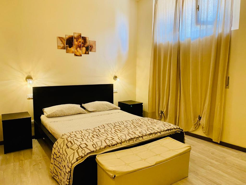 1 dormitorio con cama y ventana grande en Il Gatto Nero, en Coreglia Antelminelli