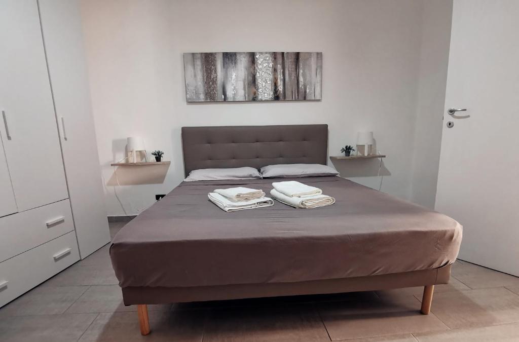 a bedroom with a bed with two towels on it at Tra mare e profumi in Trapani