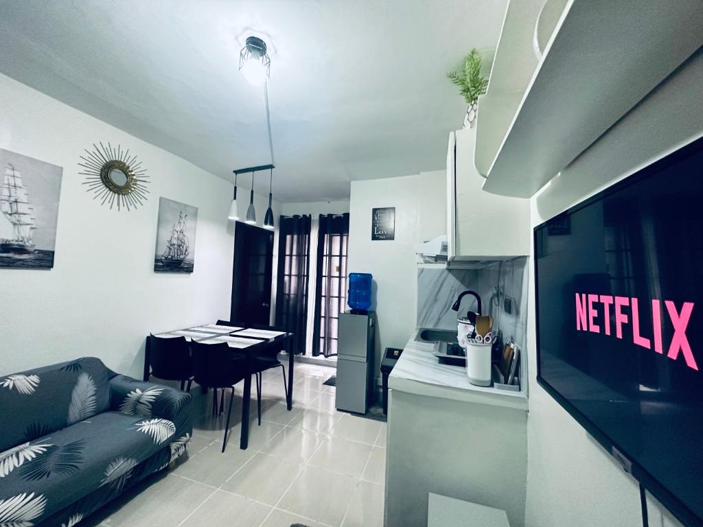 TV a/nebo společenská místnost v ubytování Mactan Oasis Garden Near Newtown& Airport