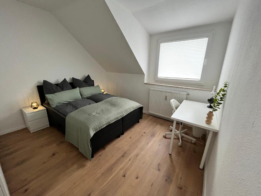 1 dormitorio con cama, escritorio y ventana en Appartment Miami , Nähe Düsseldorf ,Messe ,HBF ,City, Netflix , WIFI, HELIOS Hospital, en Krefeld