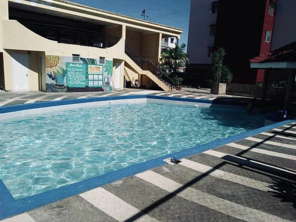 Bazén v ubytování Mactan Oasis Garden Near Newtown& Airport nebo v jeho okolí