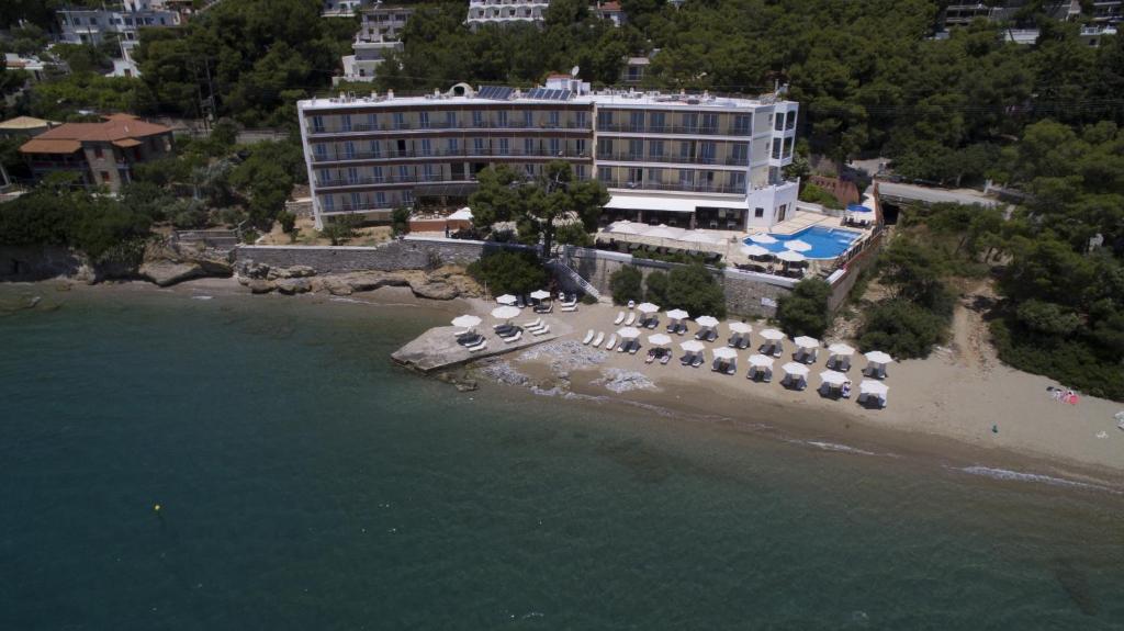 vista aerea di un hotel e di una spiaggia di Golden View a Poros