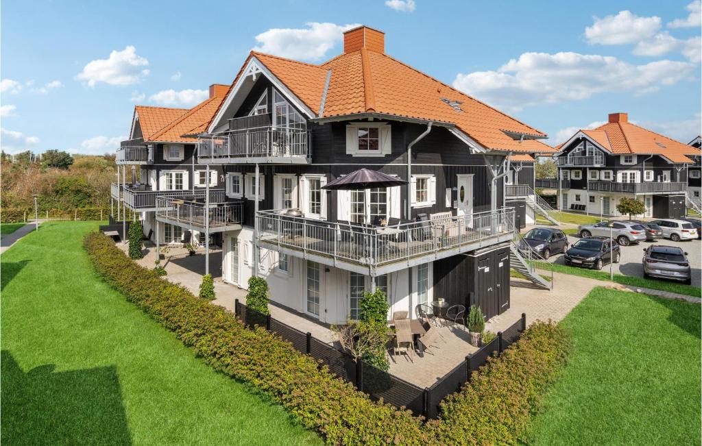ボーゲンセにあるAwesome Apartment In Bogense With 3 Bedrooms, Sauna And Wifiのオレンジ色の屋根の大きな黒い家