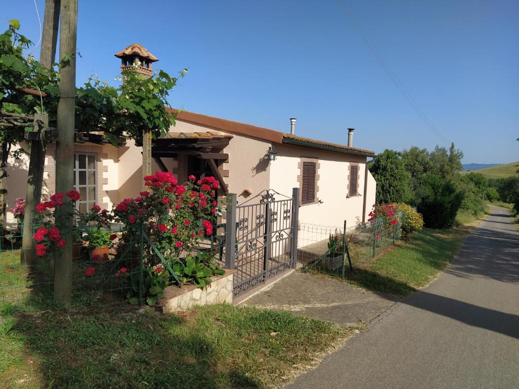 une maison avec une porte fleurie dans l'établissement Case vacanze Corrado 2, à La Capriola