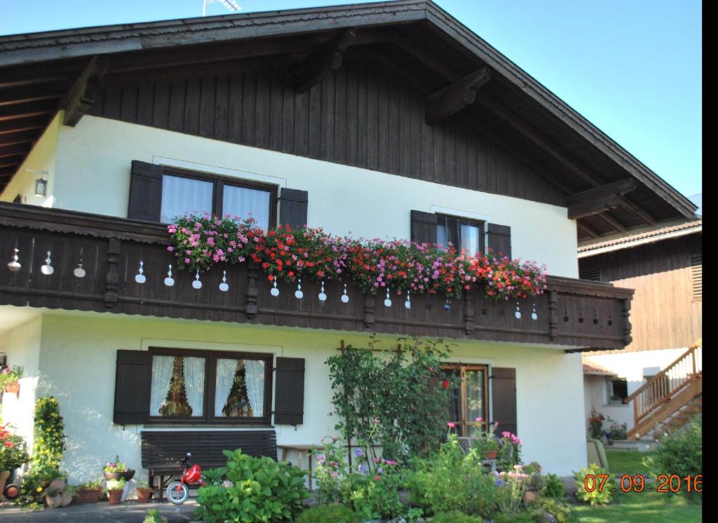 una casa con un balcón con flores. en Ferienwohnung Resch Schweinberg, en Oberaudorf