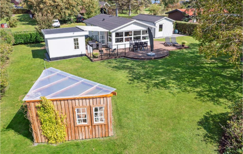 una vista aérea de una casa pequeña en un patio en Beautiful Home In Karrebksminde With Kitchen, en Karrebæksminde