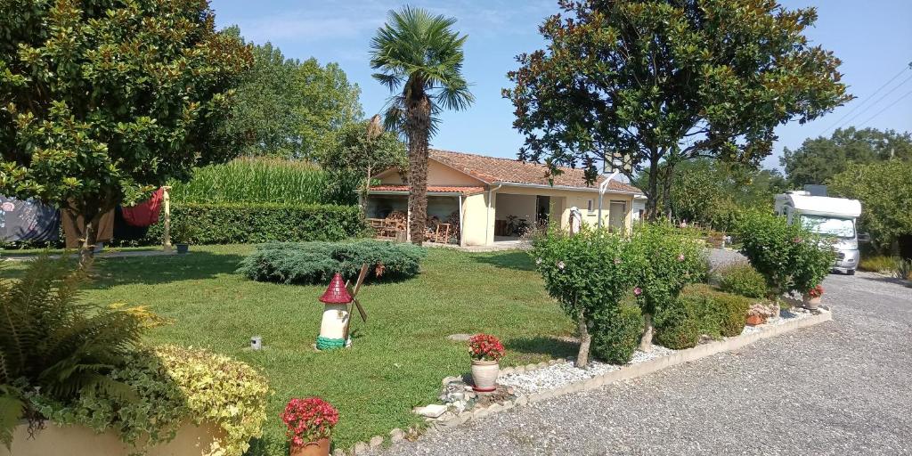 ein Haus mit einem Hof mit Pflanzen und Bäumen in der Unterkunft Villa d exception 3 étoiles in Clermont