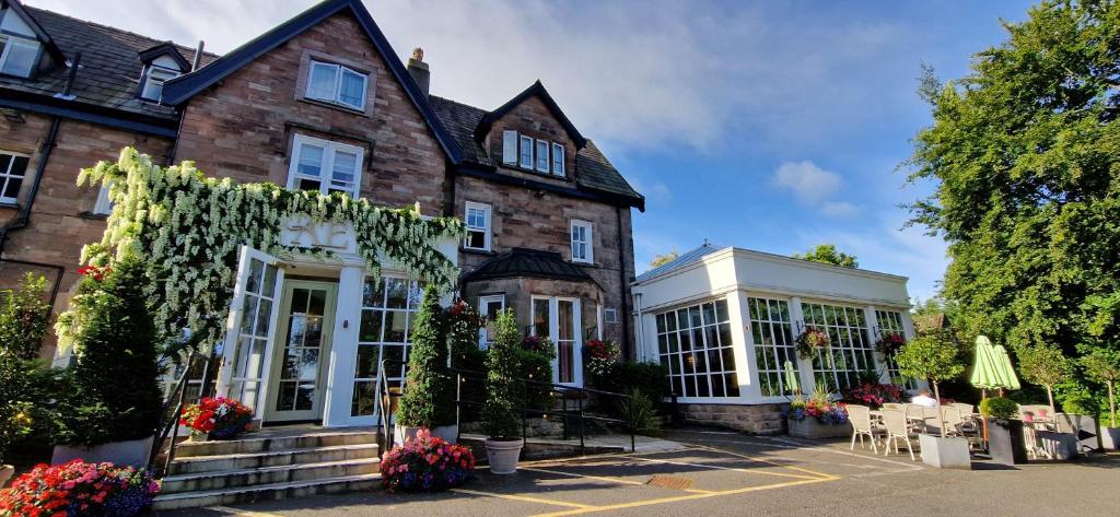 um grande edifício de tijolos com em Alderley Edge Hotel em Alderley Edge