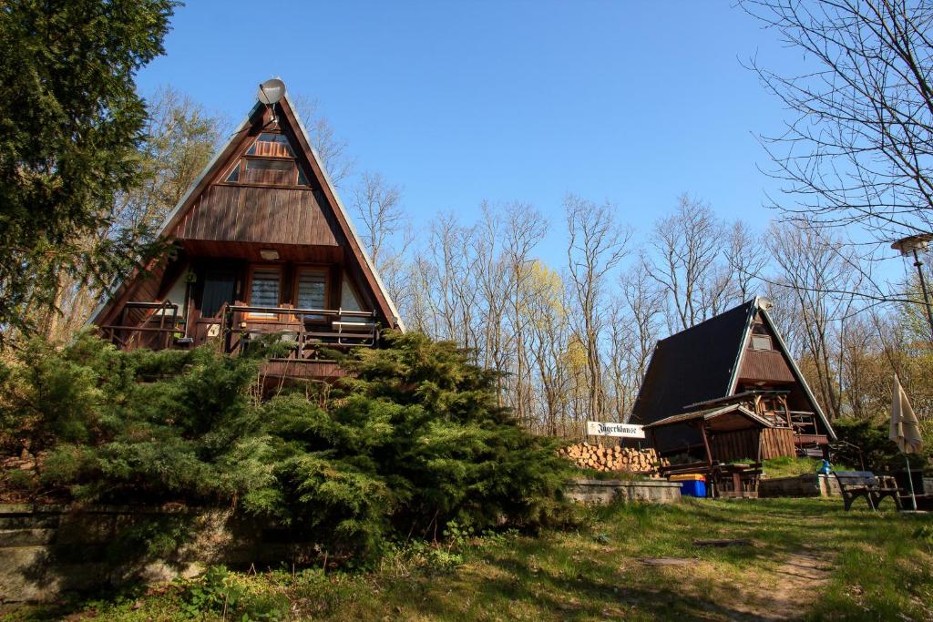 Cette grande maison en bois est dotée d'un toit de chaume. dans l'établissement Finnhütte 9, 