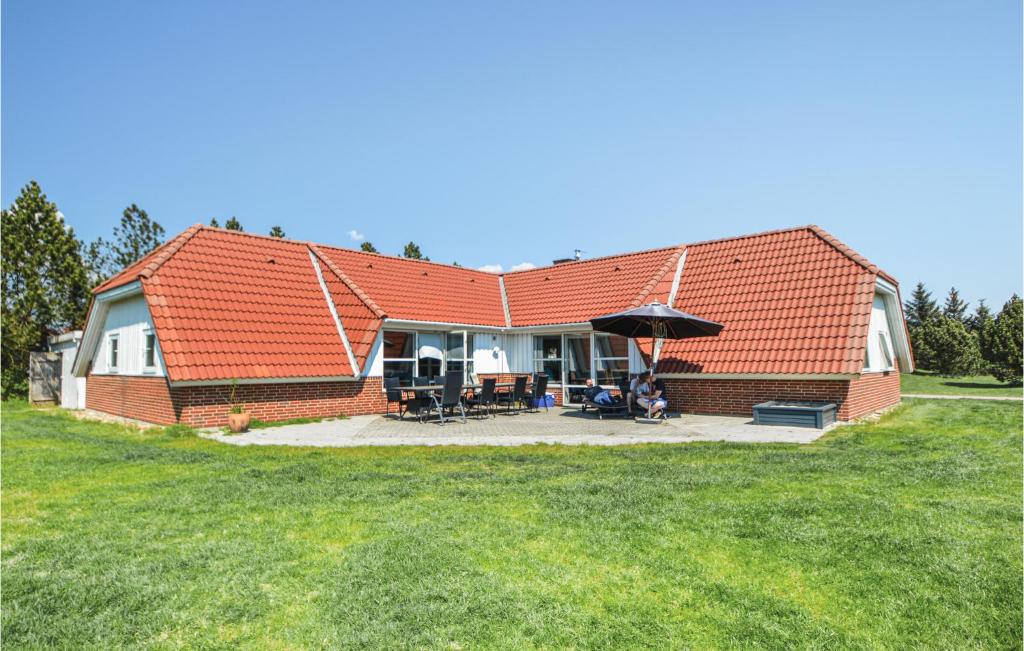 ブラーバンドにあるNice Home In Blvand With Sauna, Wifi And Indoor Swimming Poolの畑の上のオレンジの屋根の家