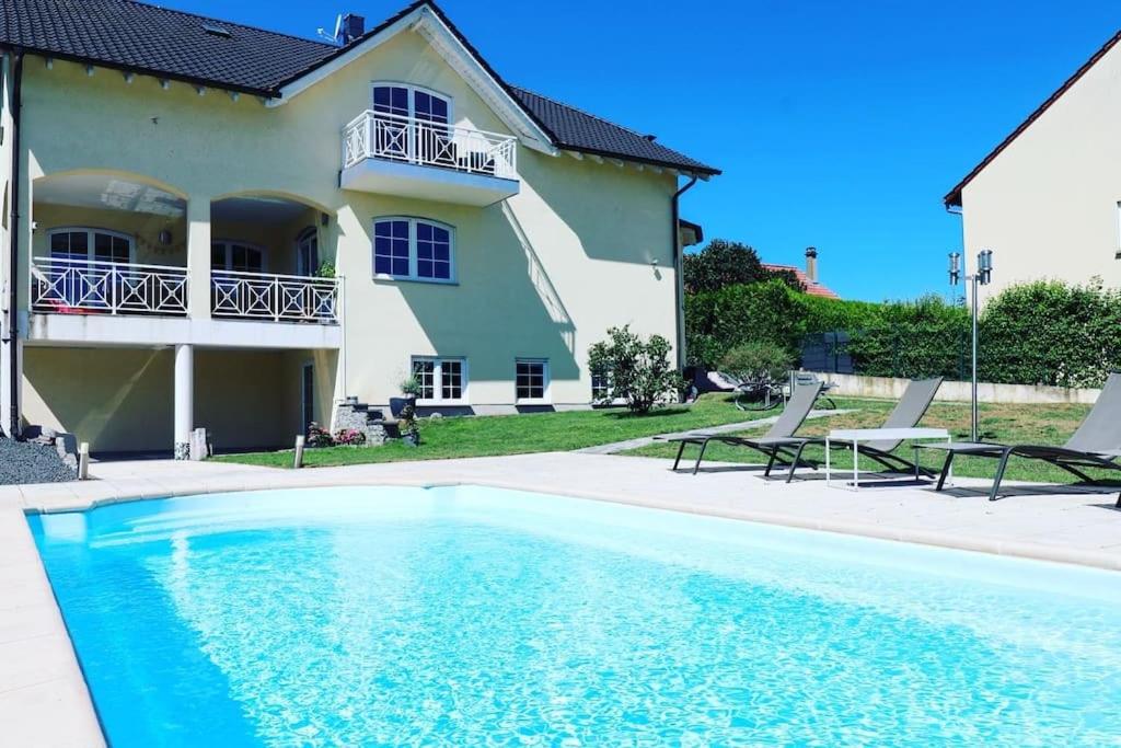 Der Swimmingpool an oder in der Nähe von Komplette Luxuriöse Villa mit fantastischer Aussicht 1000 qm Garten 10 min nach Saarbrücken