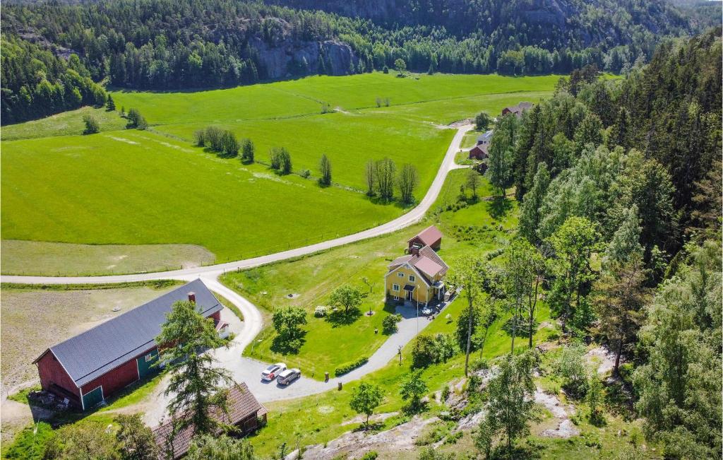 una vista aérea de una granja con un granero y una carretera en 3 Bedroom Stunning Home In Fjllbacka, en Fjällbacka