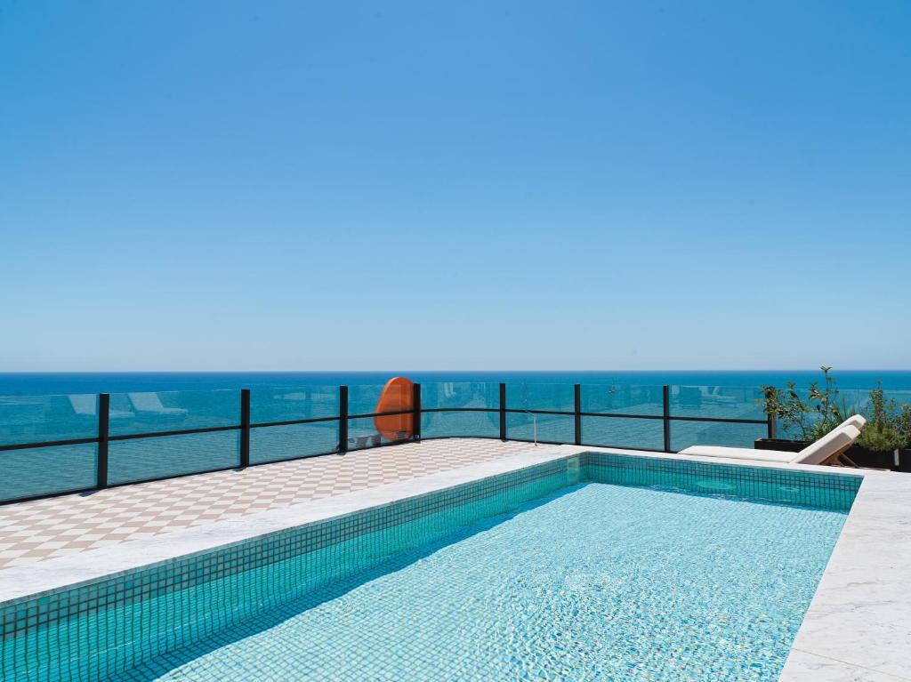 Bazén v ubytování LIV Mackenzie Beach Suites Larnaca ADULTS ONLY nebo v jeho okolí