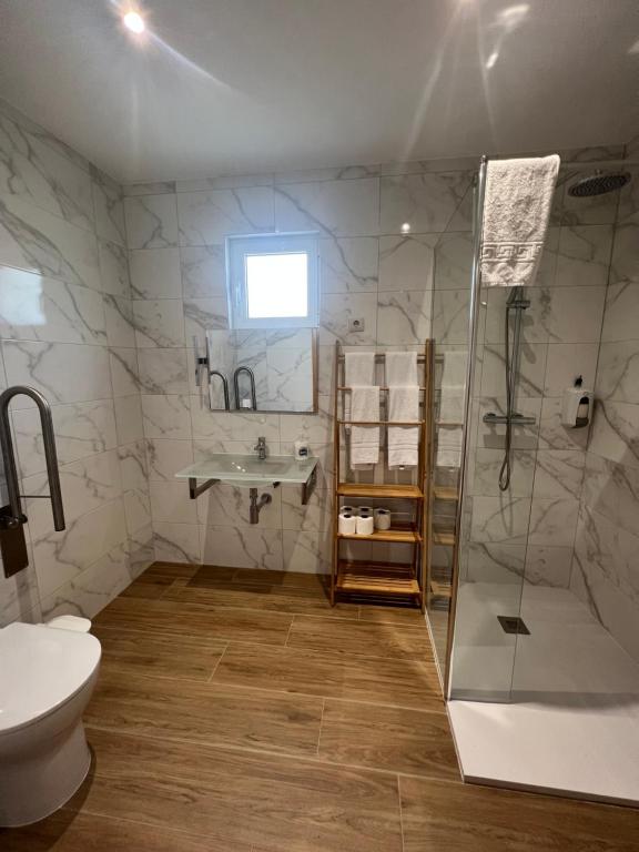 Koupelna v ubytování Funileiro, apartamentos e quartos