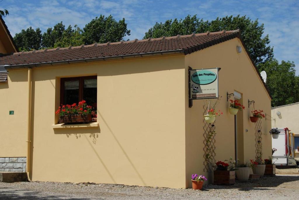 a small building with a window and flowers on it at Gîte des peupliers, gîte à la ferme 