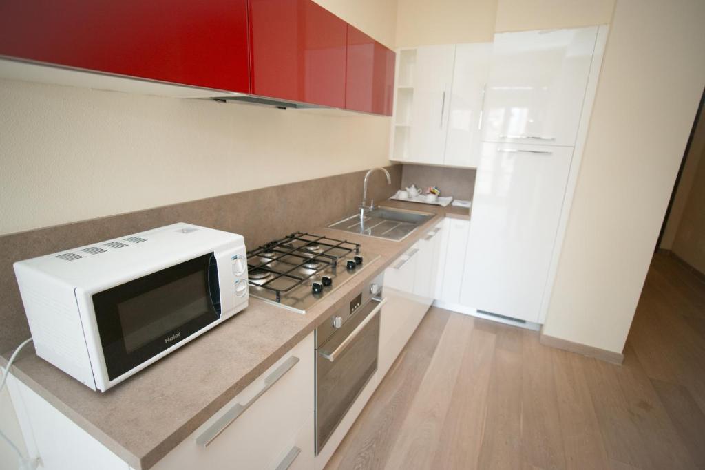 Kuchyňa alebo kuchynka v ubytovaní Lazise Boutique Apartment Lago e Relax