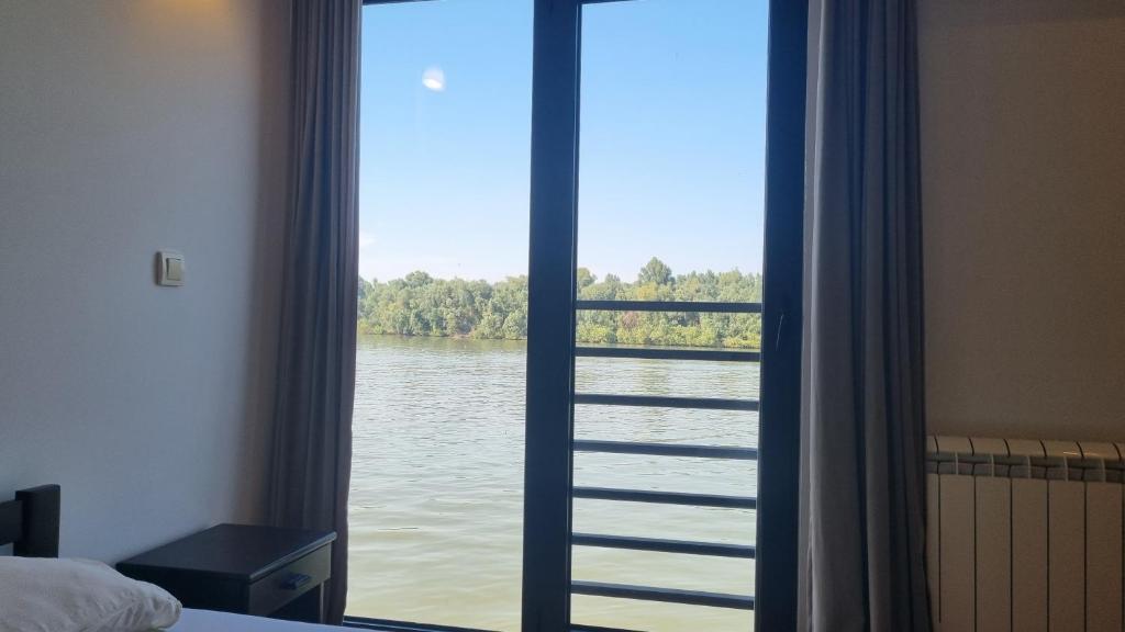 Výhled na řeku, která protéká v blízkosti bed and breakfast