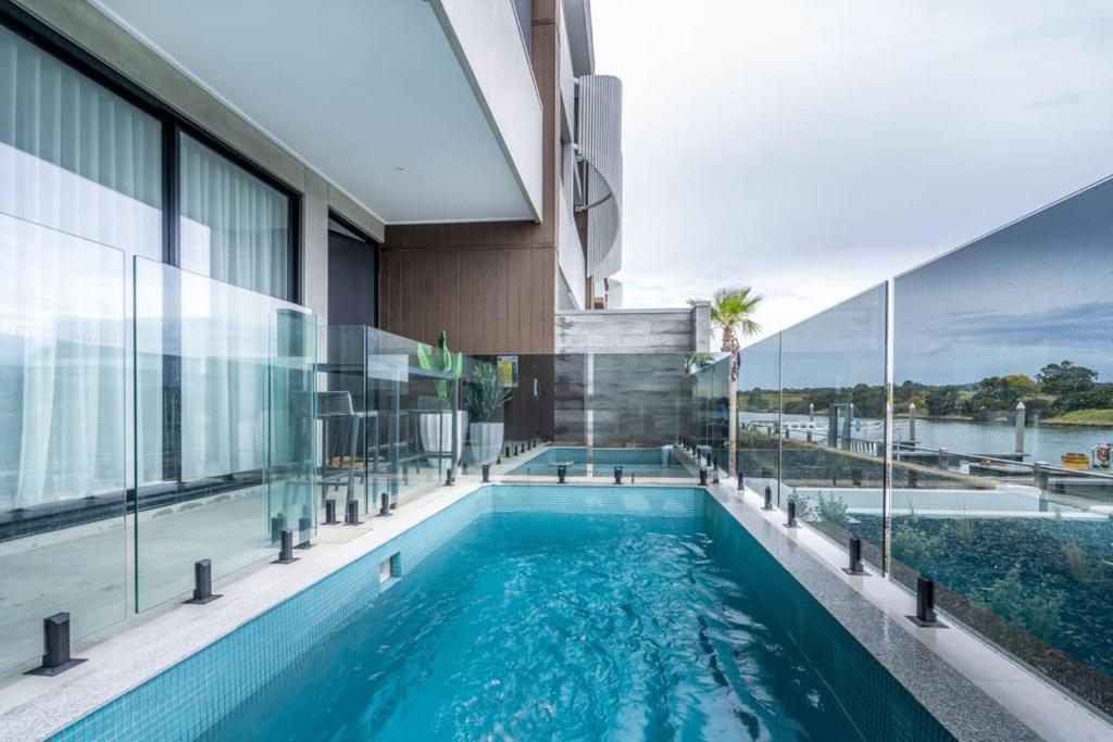 - une piscine au milieu d'un bâtiment dans l'établissement Waterfront at Martha Cove - Premium Poolside Luxury, à Safety Beach