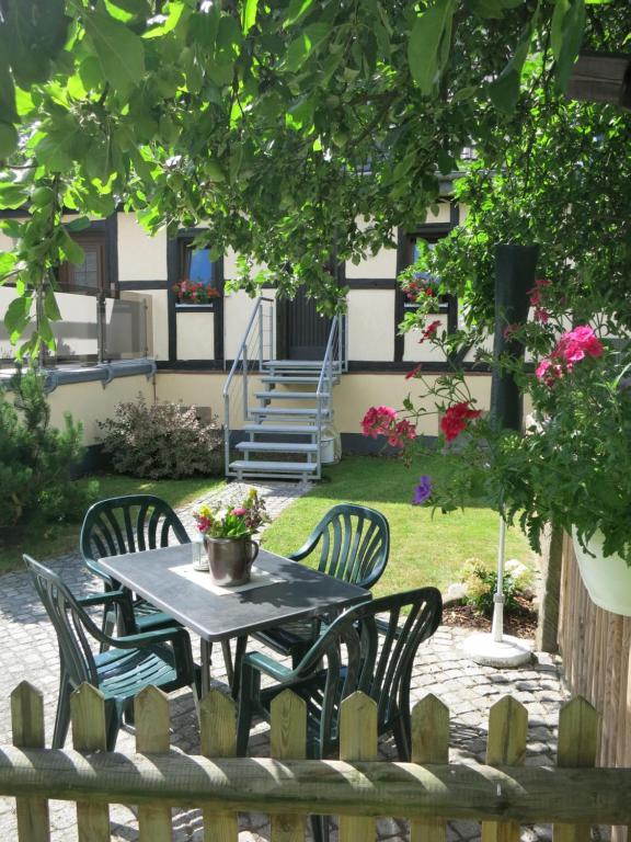 a table and chairs in the yard of a house at Ferienwohnung Schlesinger in Hohnstein