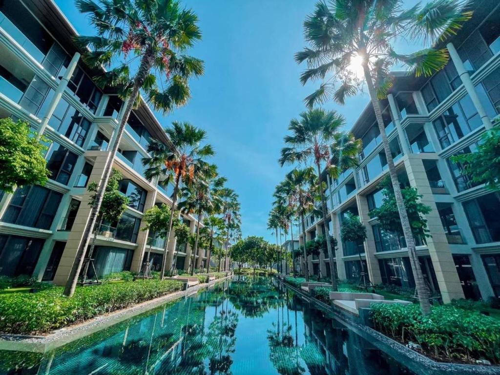 Hồ bơi trong/gần Baan Mai Khao apartments Phuket