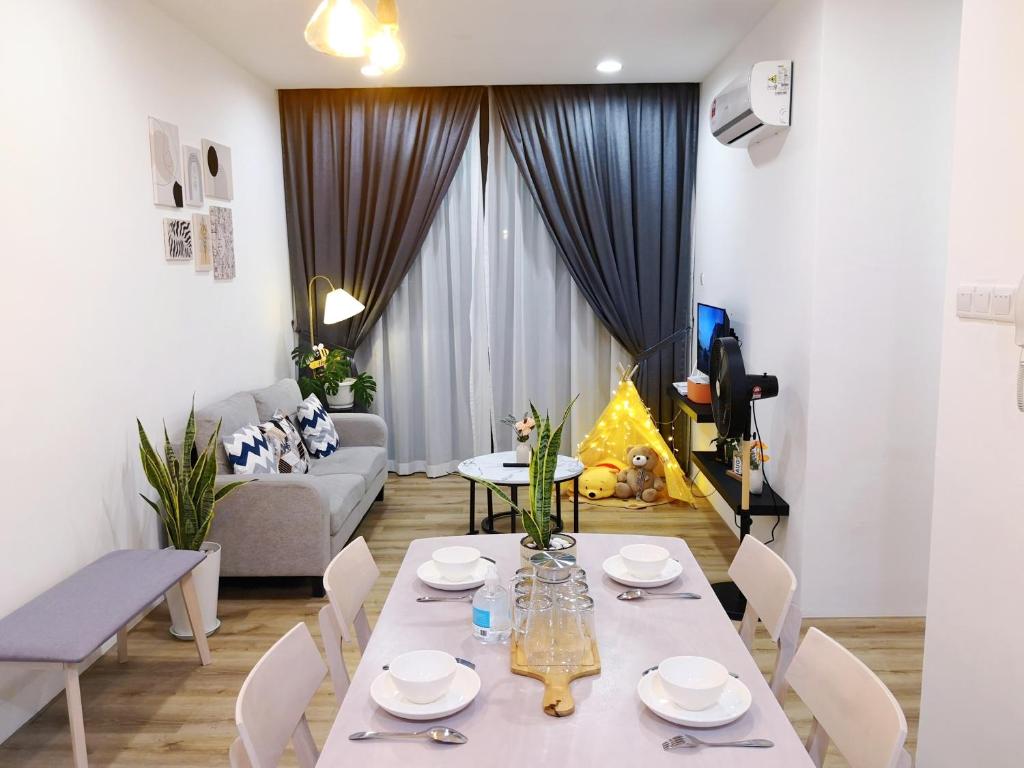 - un salon avec une table et un canapé dans l'établissement Hanns&FreeWIFI&Washer+Pool@SunshineComfortHMStay3, à Sibu