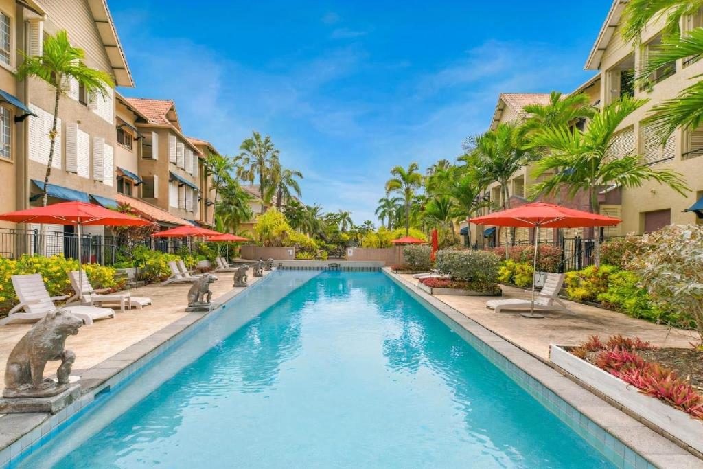 Bazén v ubytování Tropical Reset - Escape to Paradise in Lakes Resort nebo v jeho okolí