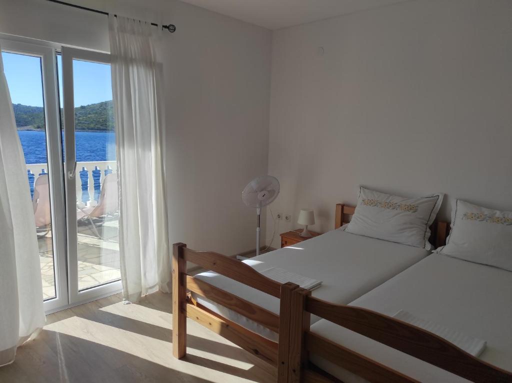ein Schlafzimmer mit einem Bett mit Blick auf das Meer in der Unterkunft Kanica seaside apartment Roko 10 m from sea in Sevid