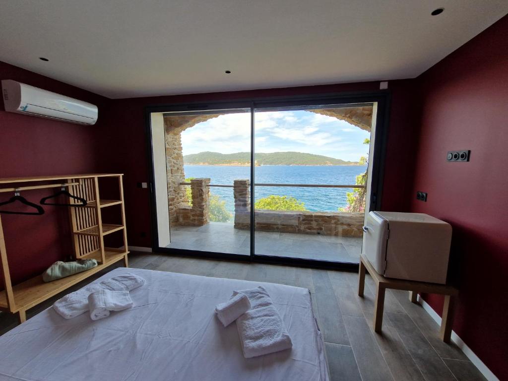 Postel nebo postele na pokoji v ubytování VILLA MANDRAGORE Ile du Levant