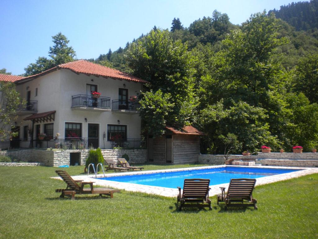 una casa con piscina en el patio en Agrampeli en Méga Khoríon