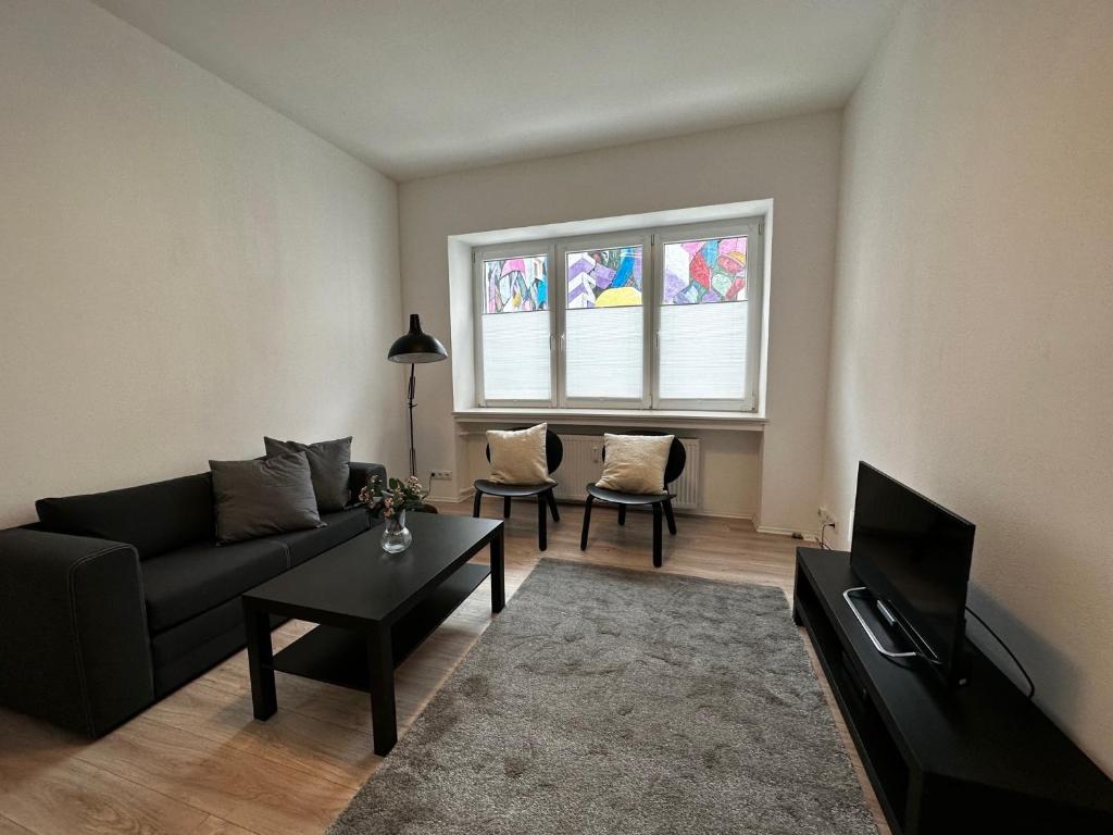 a living room with a couch and a tv at Wohnung am Marktplatz in Gießen