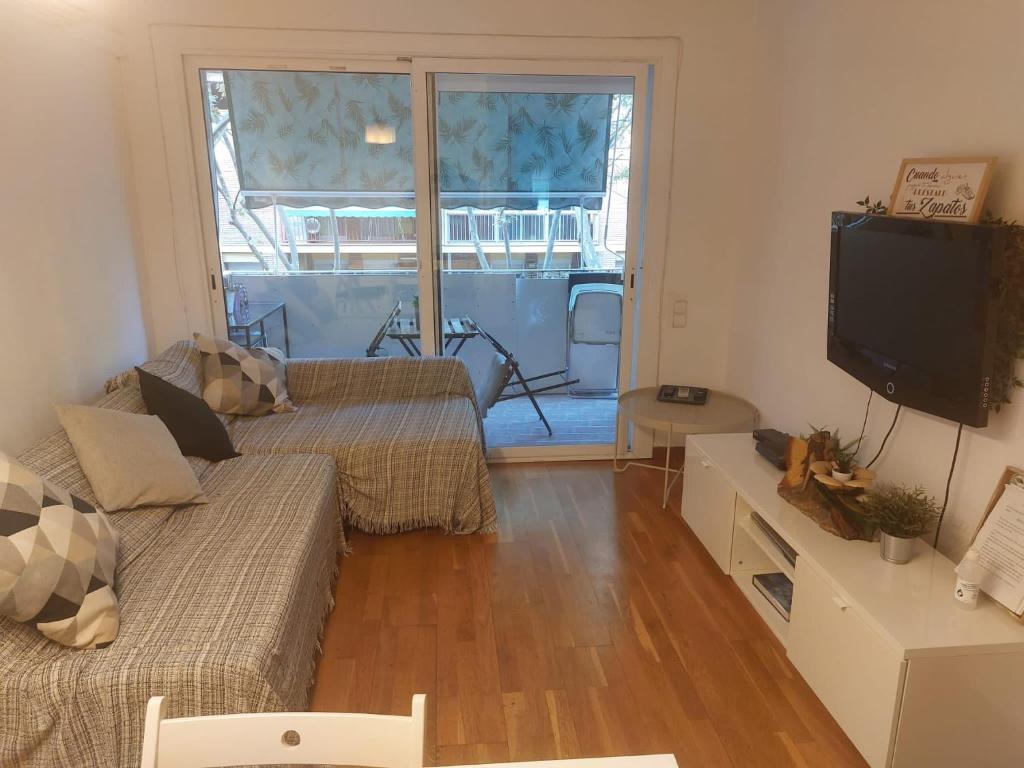 TV a/nebo společenská místnost v ubytování Apartamento tranquilo cerca de la Sagrada Familia
