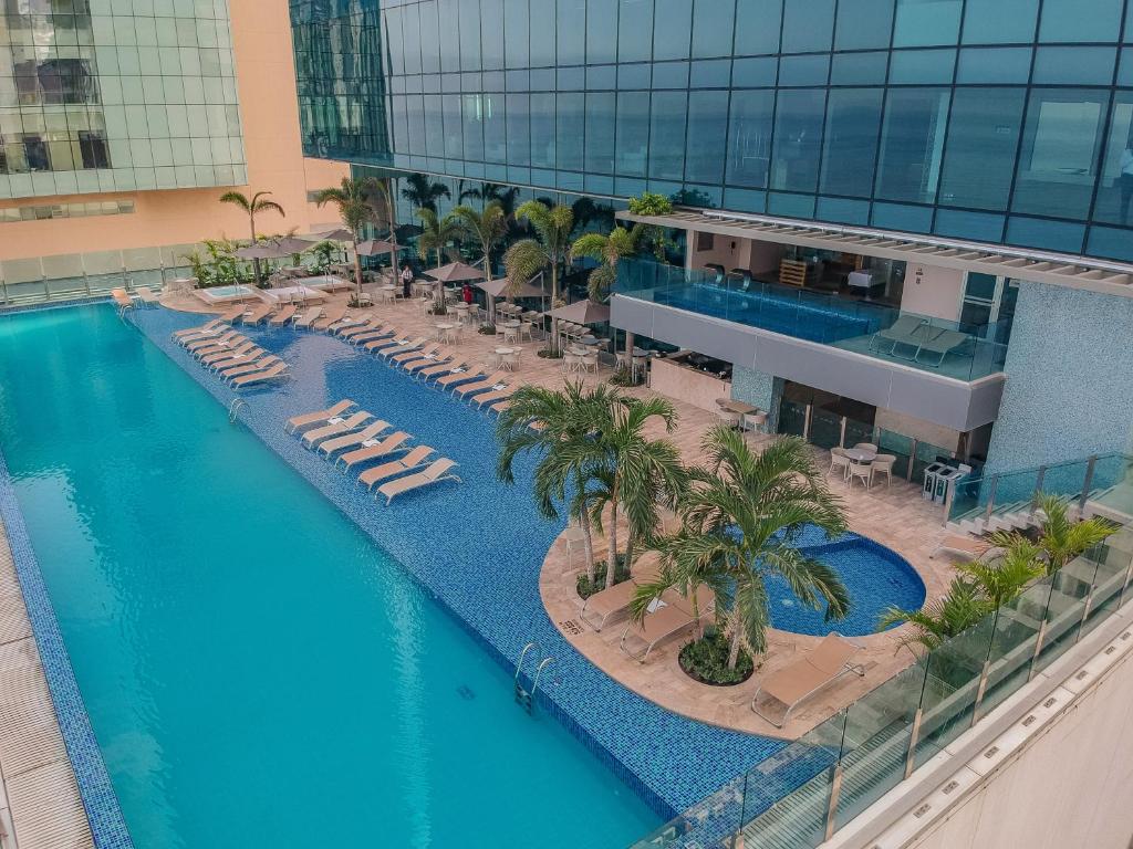  Elle offre une vue aérienne sur un hôtel doté d'une piscine. dans l'établissement Estelar Cartagena de Indias Hotel y Centro de Convenciones, à Carthagène des Indes