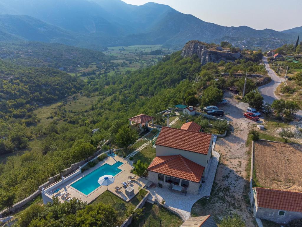 een luchtfoto van een huis met een zwembad bij Villa Luce in Omiš