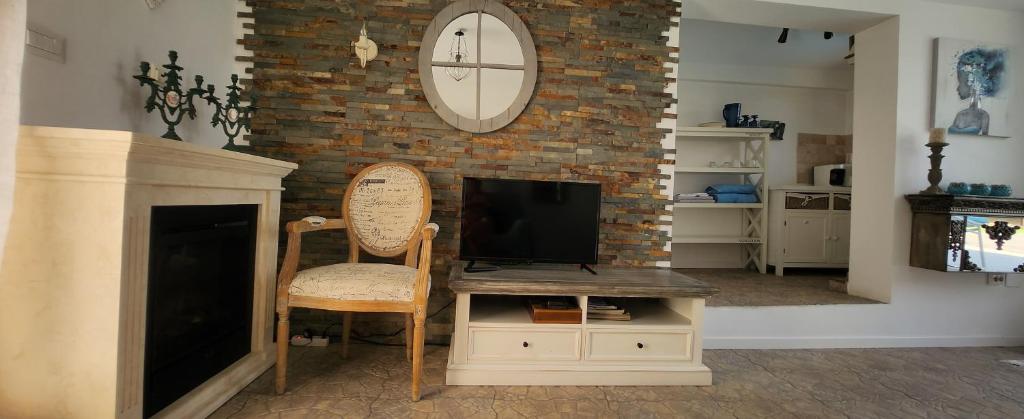 TV a/nebo společenská místnost v ubytování Morii Lake Pool Villa
