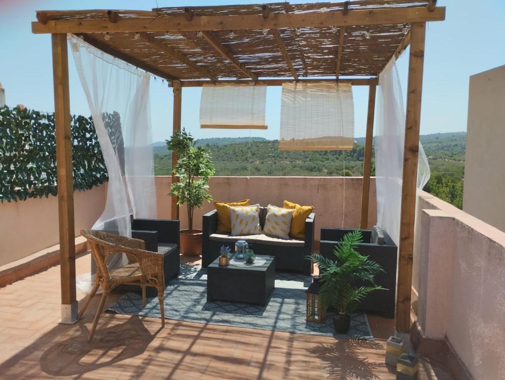 une terrasse avec un canapé et une pergola dans l'établissement EL LLIMONER, à Sant Jordi